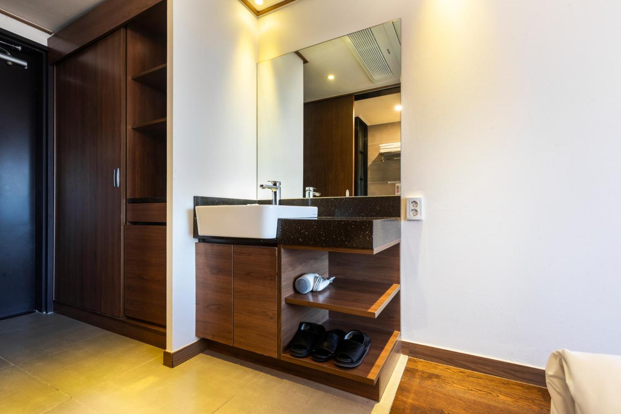 Tamara Jeju Hotel Согвипхо Экстерьер фото